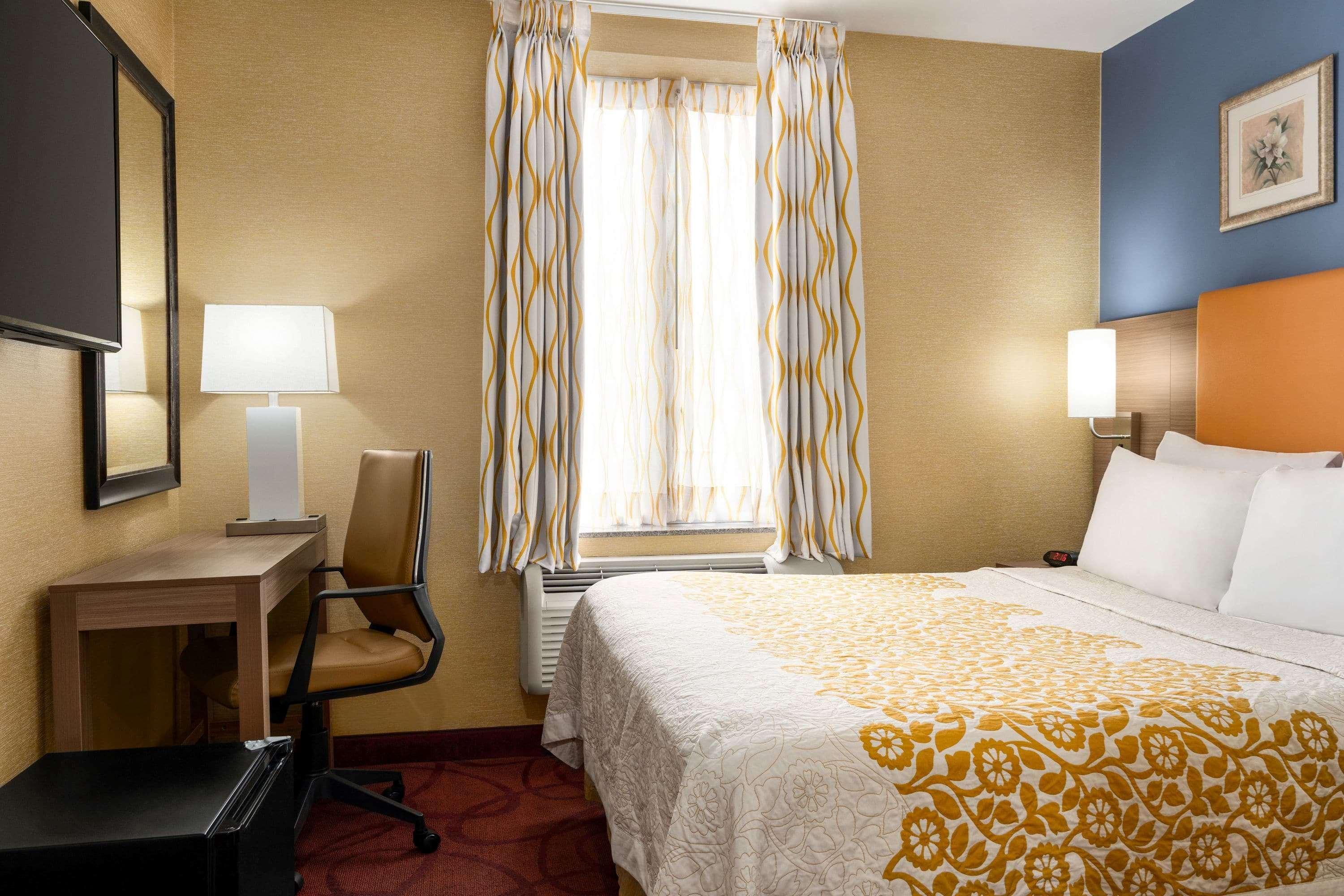 Days Inn By Wyndham Long Island City Nueva York Exterior foto