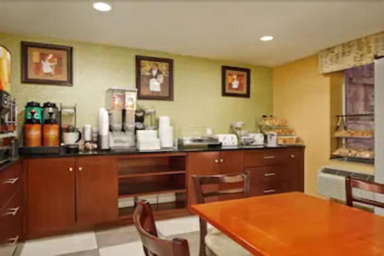 Days Inn By Wyndham Long Island City Nueva York Exterior foto